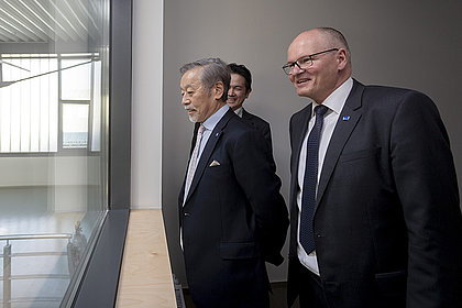 (v.l.) Atsushi Horiba - Vorsitzender und HORIBA Group CEO, Dr. Hiroshi Nakamura - Präsident von HORIBA Europe, Dr. Ingo Benecke - Geschäftsführer von HORIBA FuelCon