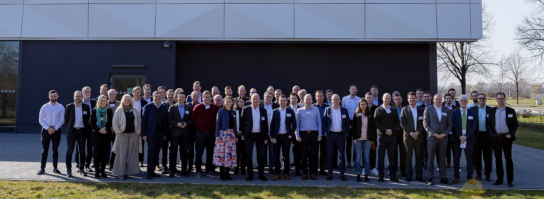 Group photo of the VDMA members in front of the HORIBA eHUB