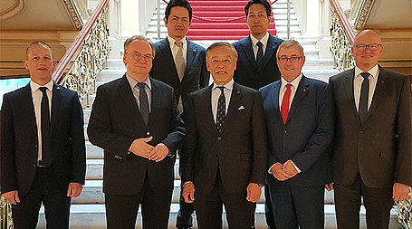 Foto zum Treffen in der Staatskanzlei, (o.v.l.) Dr. Hiroshi Nakamura, Teruhiko Ikeda & (u.v.l.) Mathias Bode, Dr. Reiner Haseloff, Atsushi Horiba, Dr. Jürgen Ude, Dr. Ingo Benecke